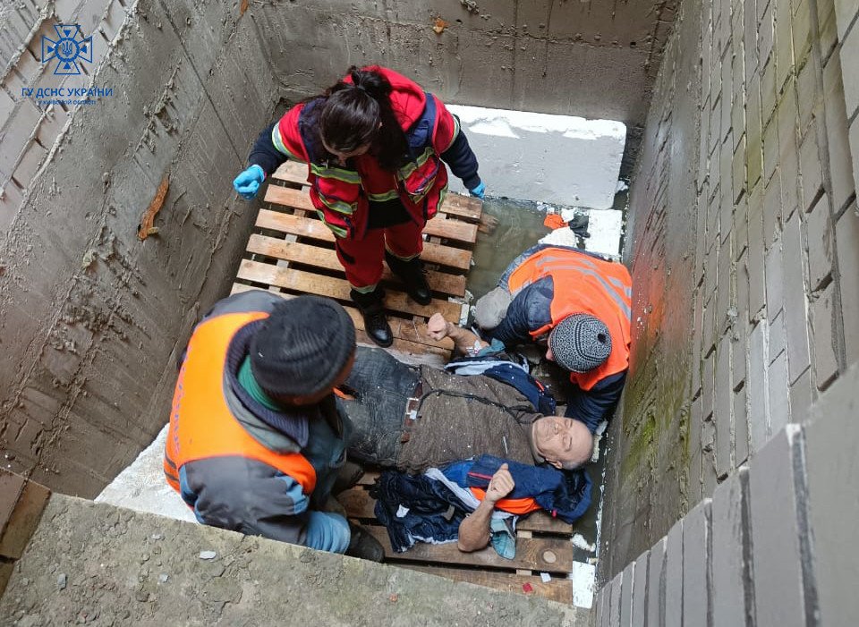 Під Києвом врятували чоловіка, який впав у ліфтову шахту