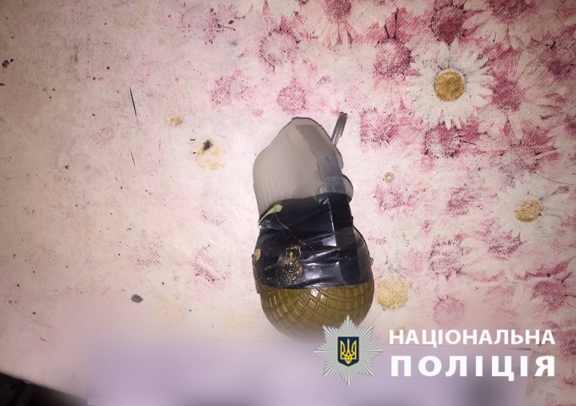 Під Києвом чоловік погрожував сину
