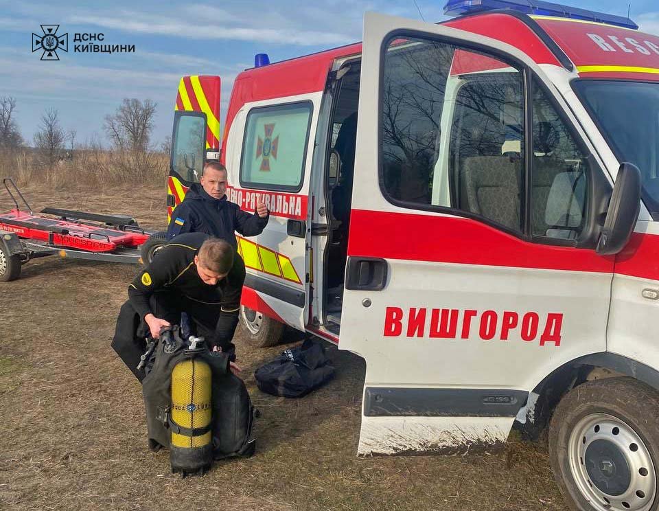 На Київщині ДСНСники вилучили тіло рибалки, якого шукали три доби