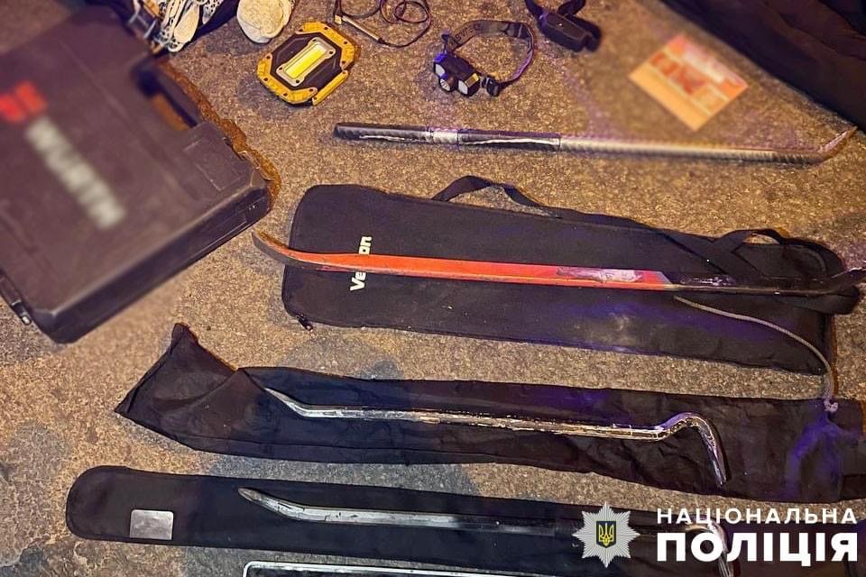 У столиці затримали двох чоловіків, які пограбували зоомагазин та намагались підірвати поліцейських