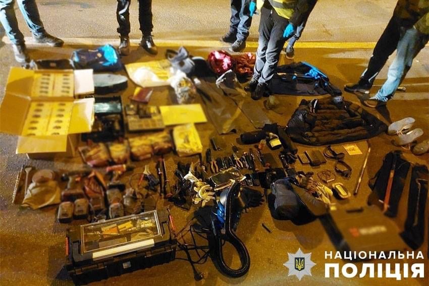 У столиці затримали двох чоловіків, які пограбували зоомагазин та намагались підірвати поліцейських