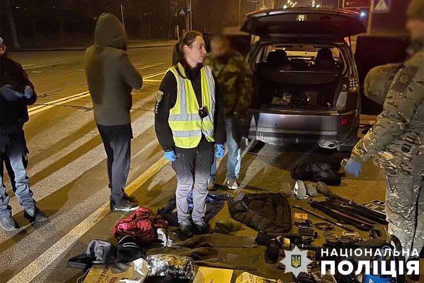 У столиці затримали двох чоловіків, які пограбували зоомагазин та намагались підірвати поліцейських
