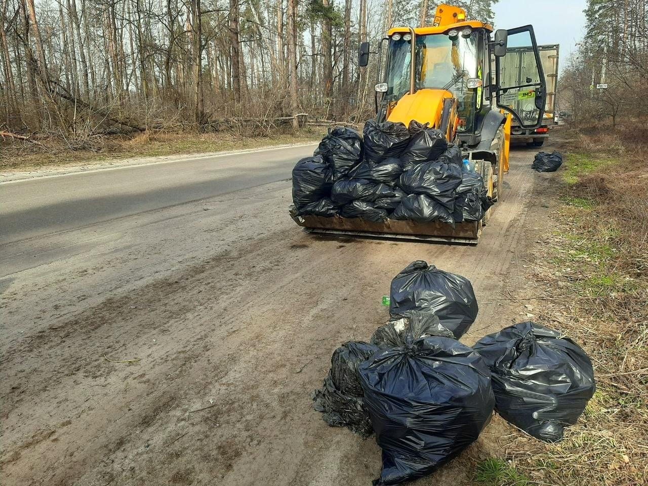 На Святошино у Києві комунальники прибрали сміття в лісі