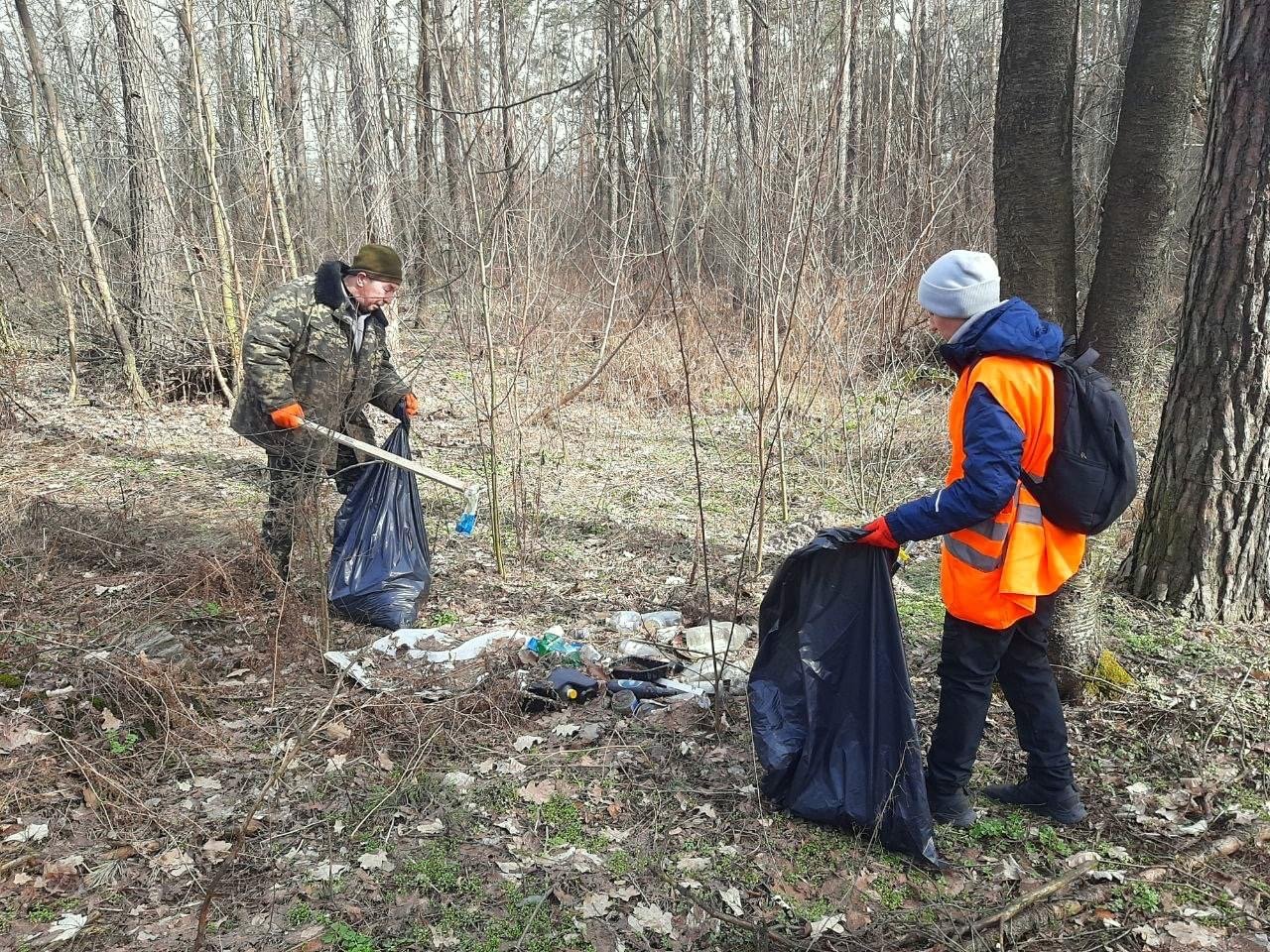 На Святошино у Києві комунальники прибрали сміття в лісі