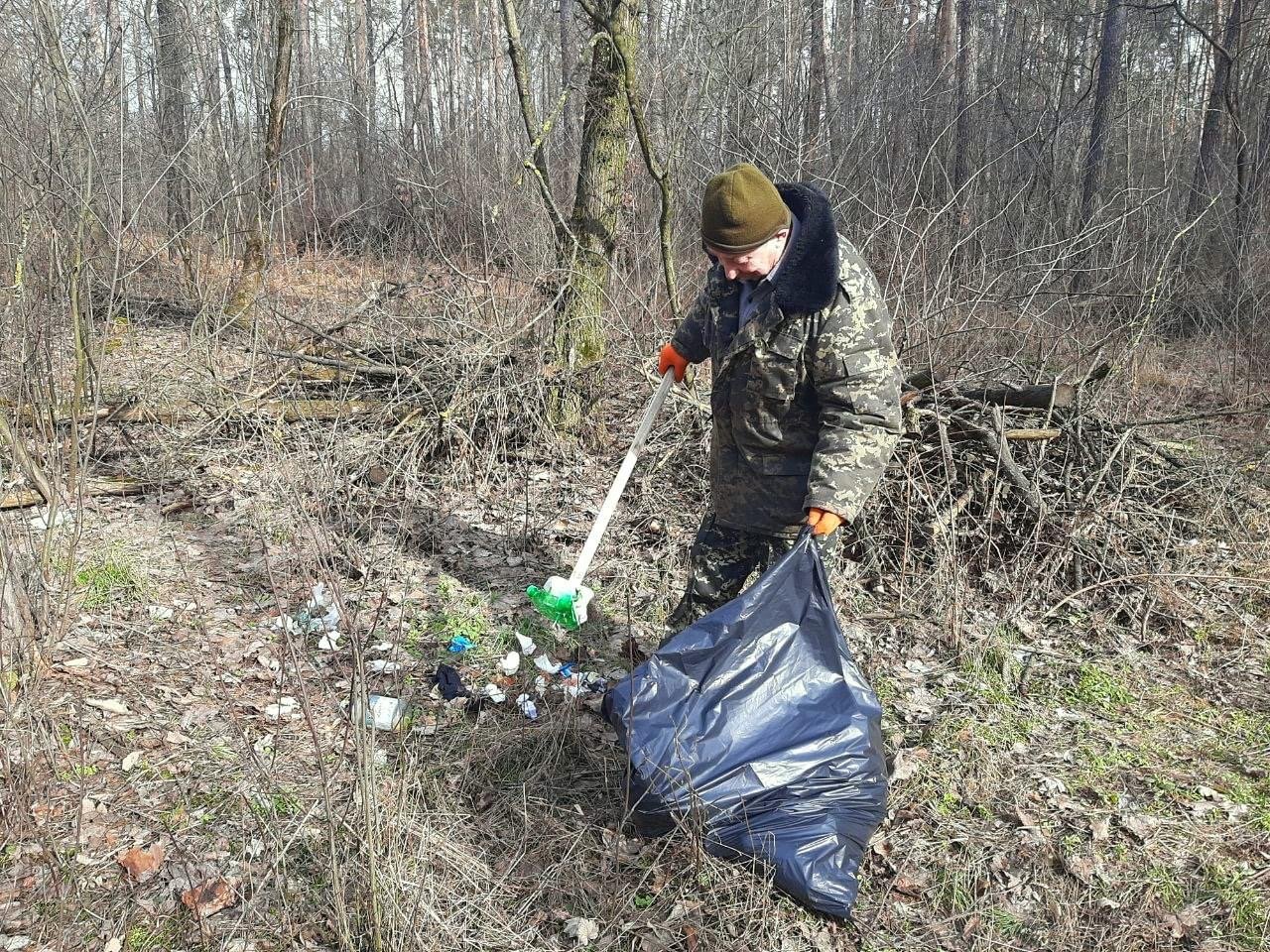 На Святошино у Києві комунальники прибрали сміття в лісі
