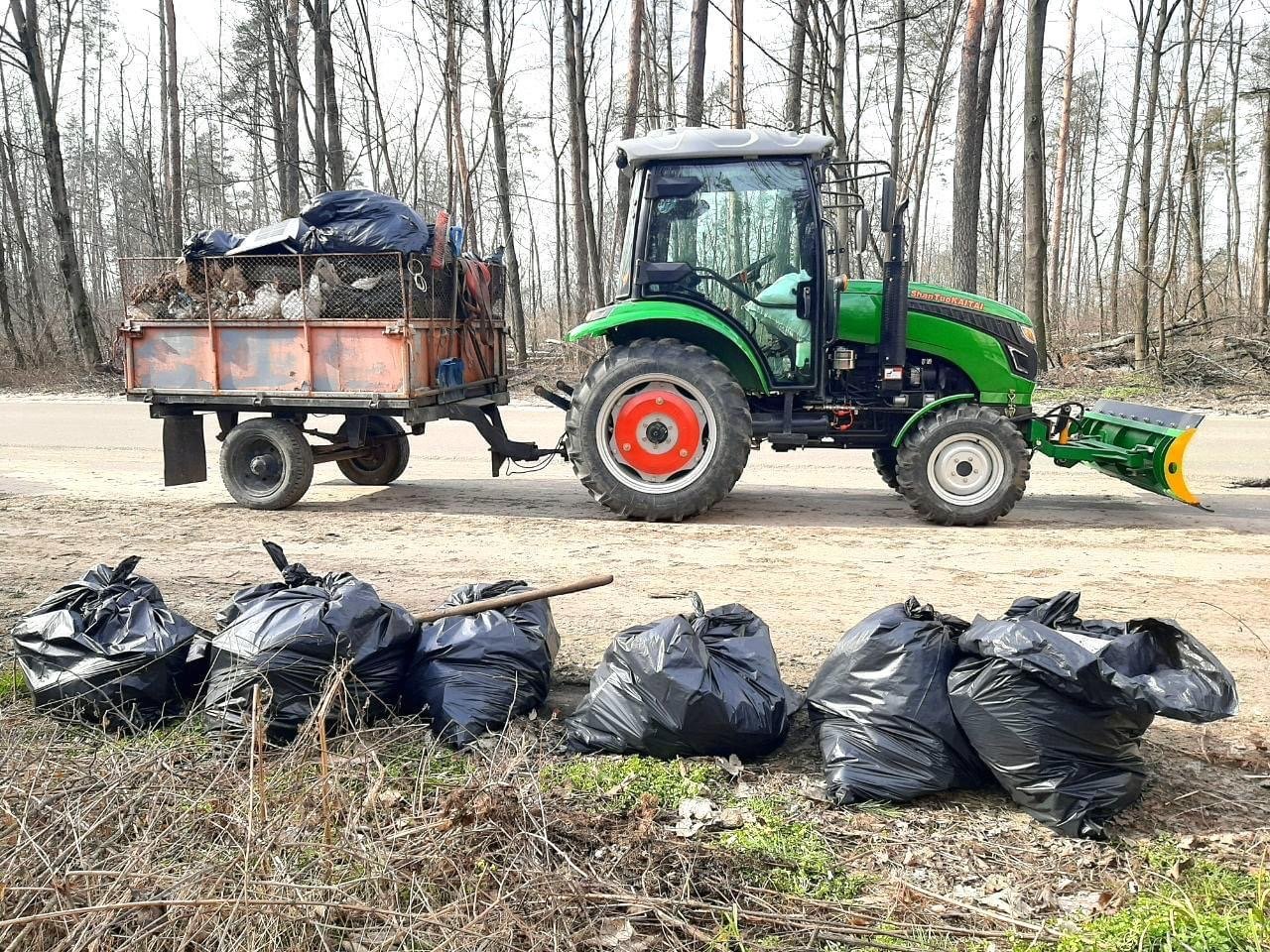 На Святошино у Києві комунальники прибрали сміття в лісі