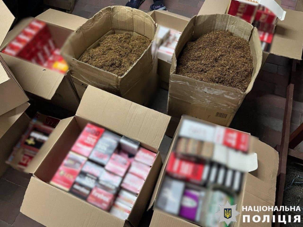 На Київщині викрили незаконне масштабне виробництво цигарок