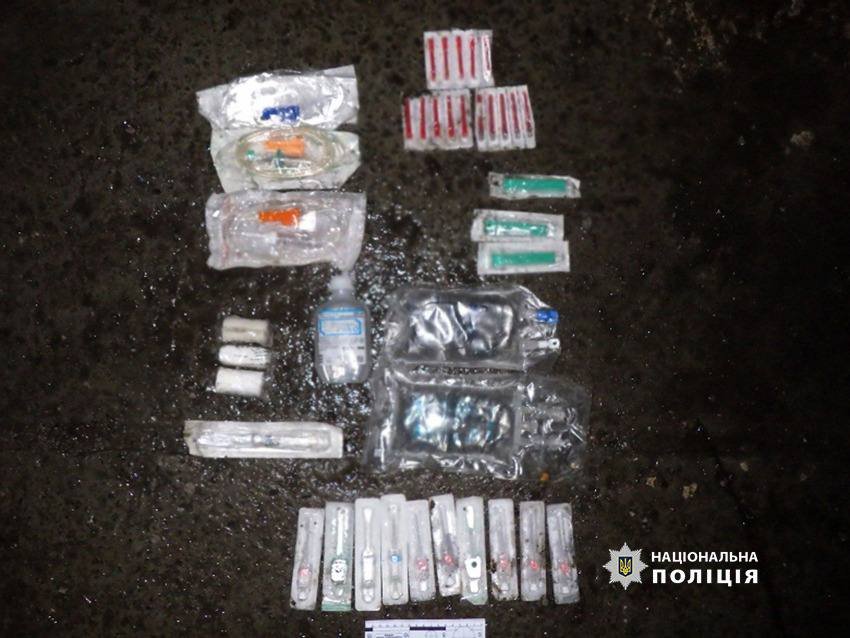 У столиці чоловік обікрав авто волонтерів
