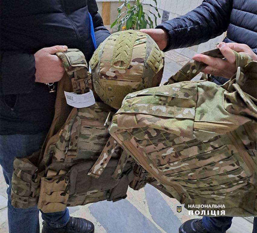 У столиці чоловік обікрав авто волонтерів