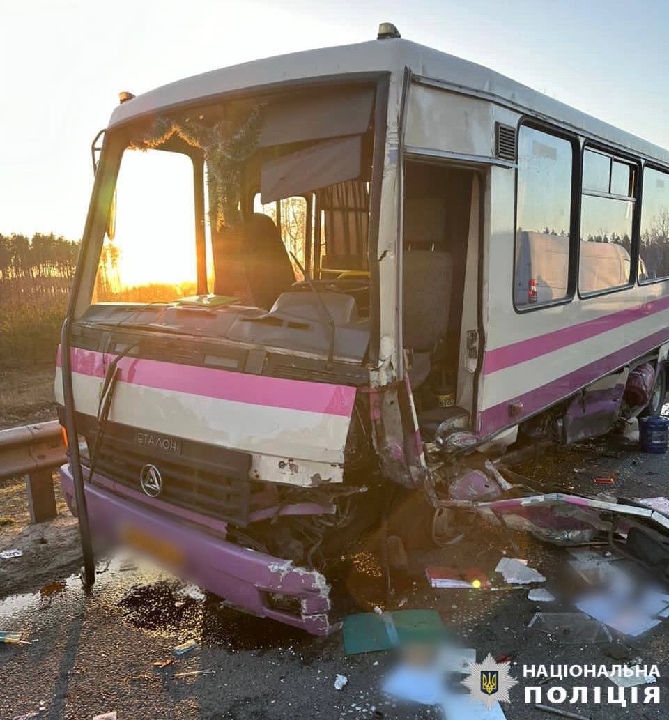 На трасі Київ-Ковель сталась смертельна ДТП за участі автобуса та двох легковиків
