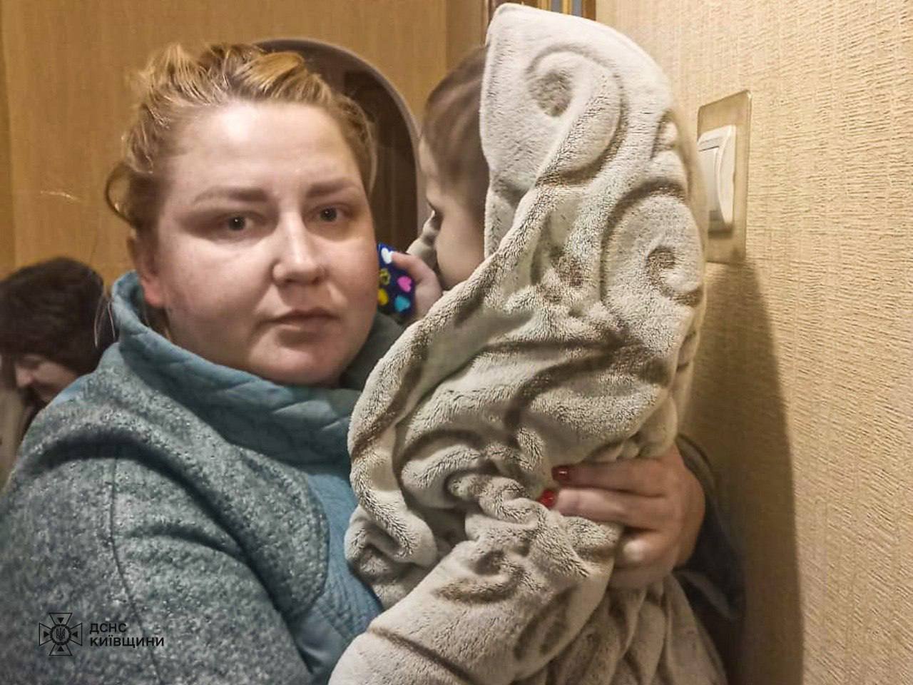 З задимленої квартири на Київщині врятували двох дітей та котика