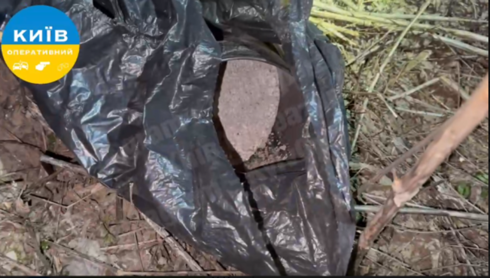 На київському пустирі знайшли десятки урн з прахом покійних