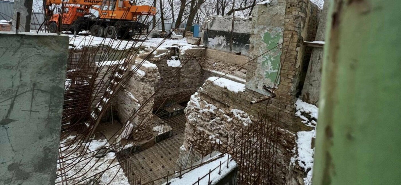 Под видом реставрации на Печерске разрушают историческое здание