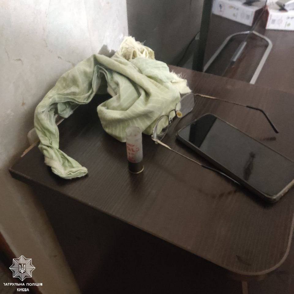 У Києві чоловік стріляв із рушниці після сварки із матірʼю