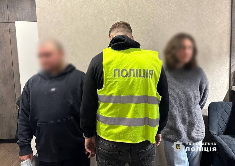 У столиці затримали двох чоловіків, які триваючої в неволі дівчину та змушували її займатися проституцією