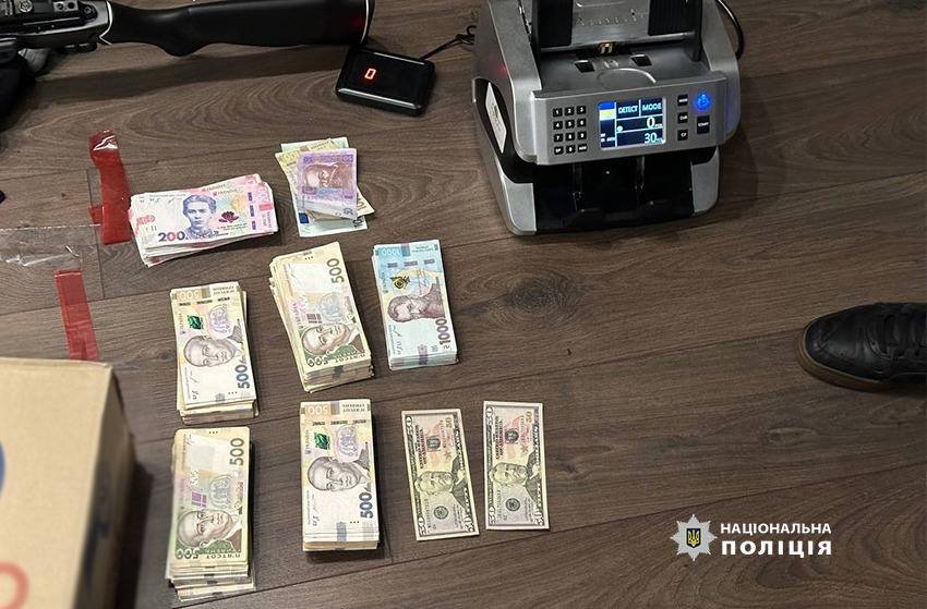 У столиці затримали двох чоловіків, які триваючої в неволі дівчину та змушували її займатися проституцією