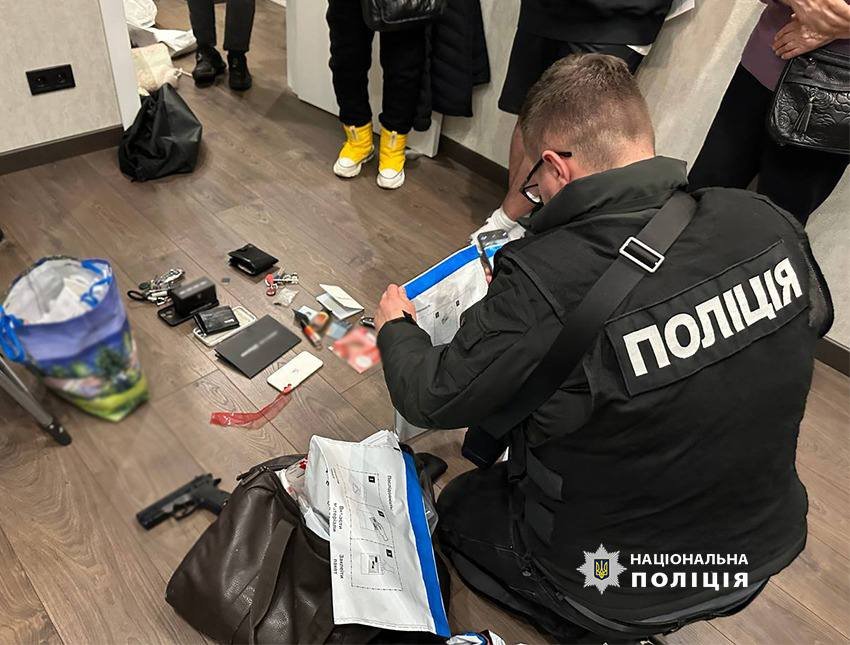 У столиці затримали двох чоловіків, які триваючої в неволі дівчину та змушували її займатися проституцією