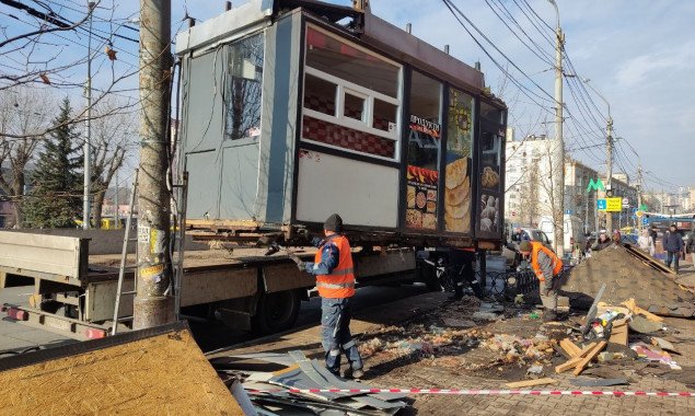 За 3 місяці у Києві демонтували майже 900 незаконних кіосків та конструкцій