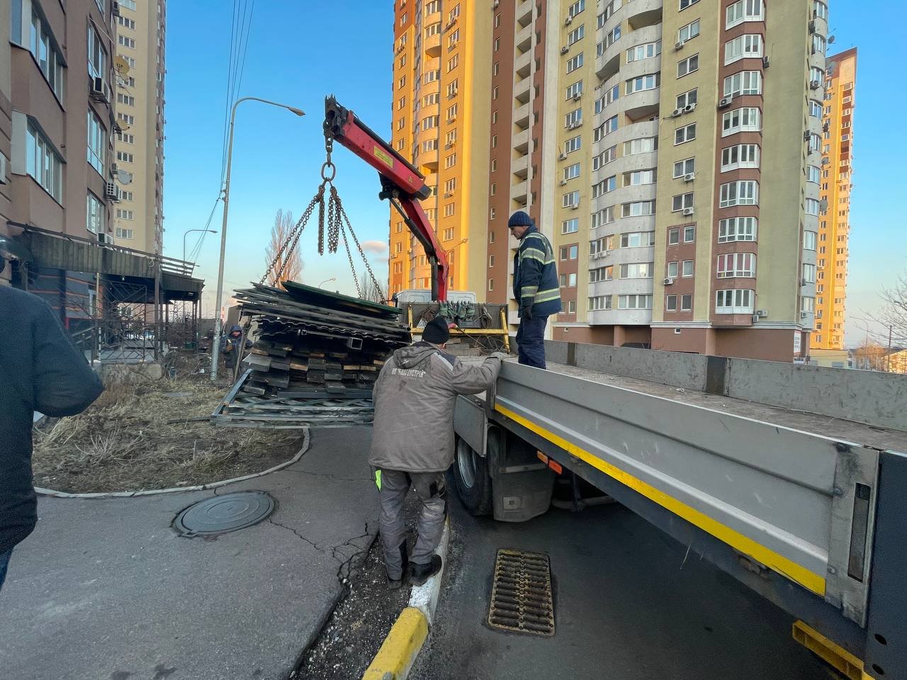 За 3 місяці у Києві демонтували майже 900 незаконних кіосків та конструкцій