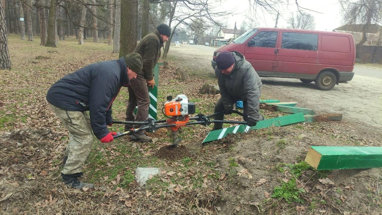 У київських лісах встановлюють антипаркувальні стовпчики