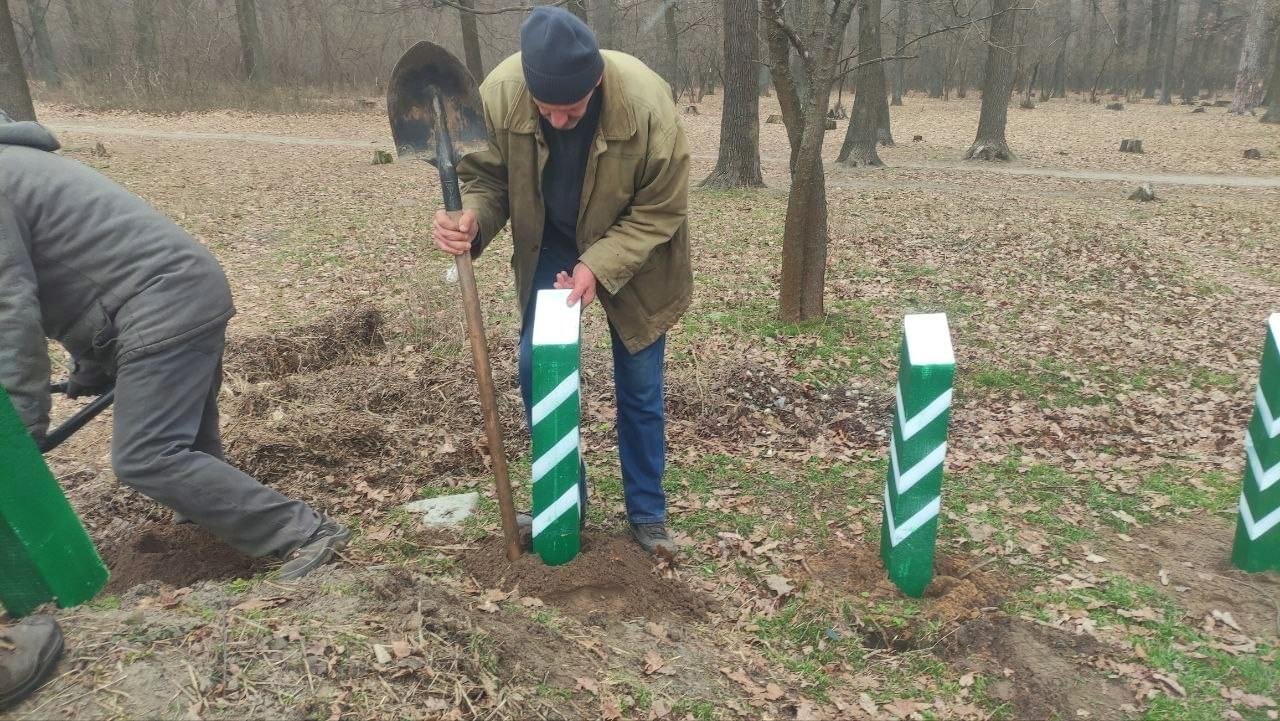 У київських лісах встановлюють антипаркувальні стовпчики