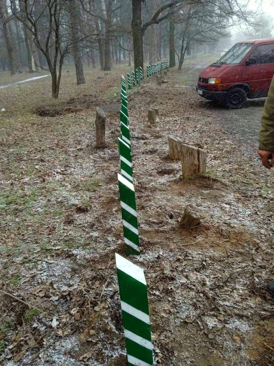 У київських лісах встановлюють антипаркувальні стовпчики
