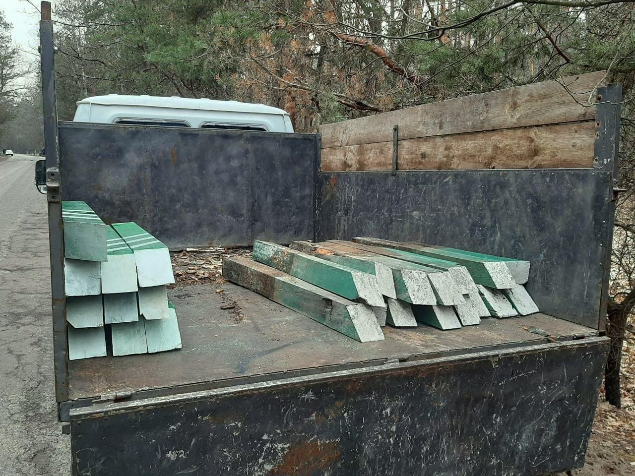 У київських лісах встановлюють антипаркувальні стовпчики
