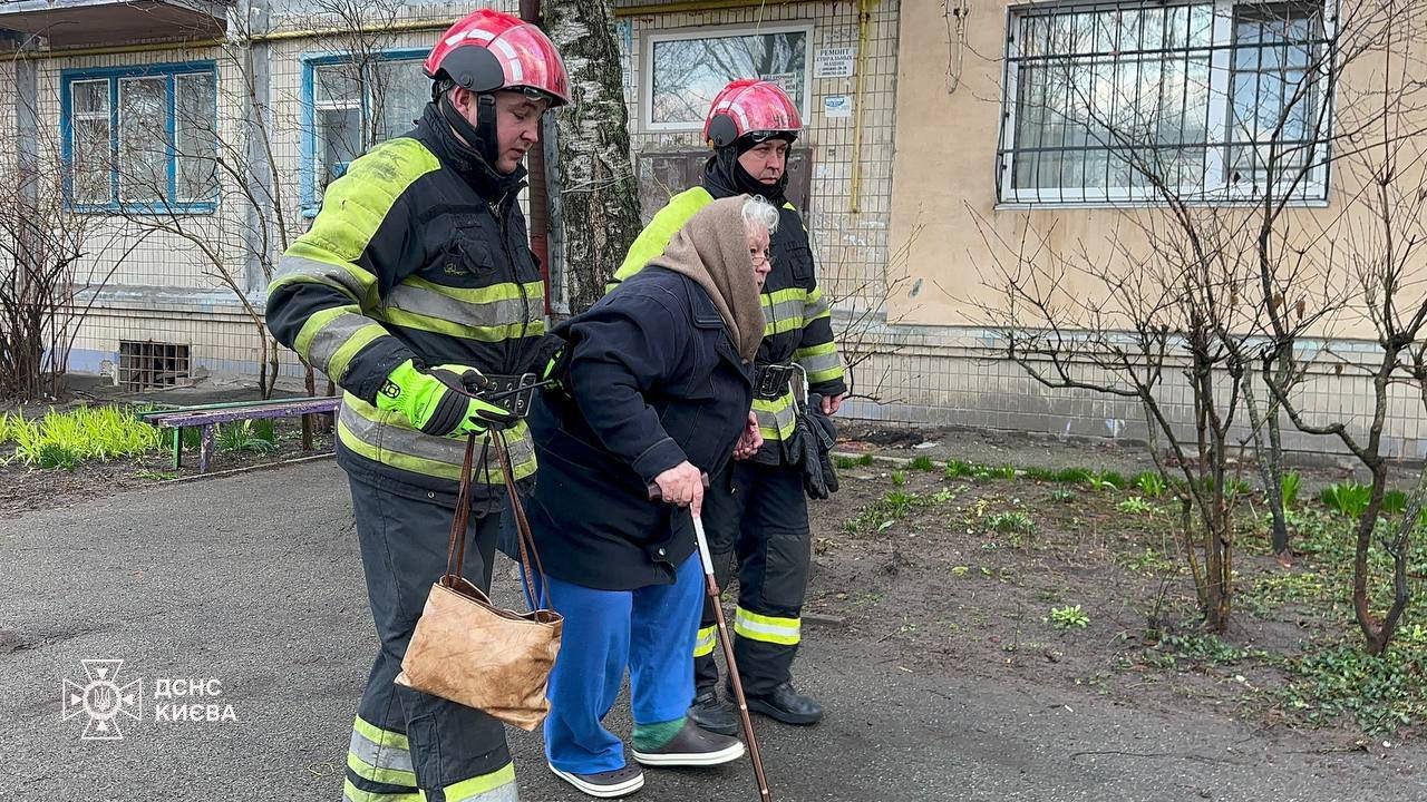 Рятувальники показали наслідки ворожого обстрілу столиці