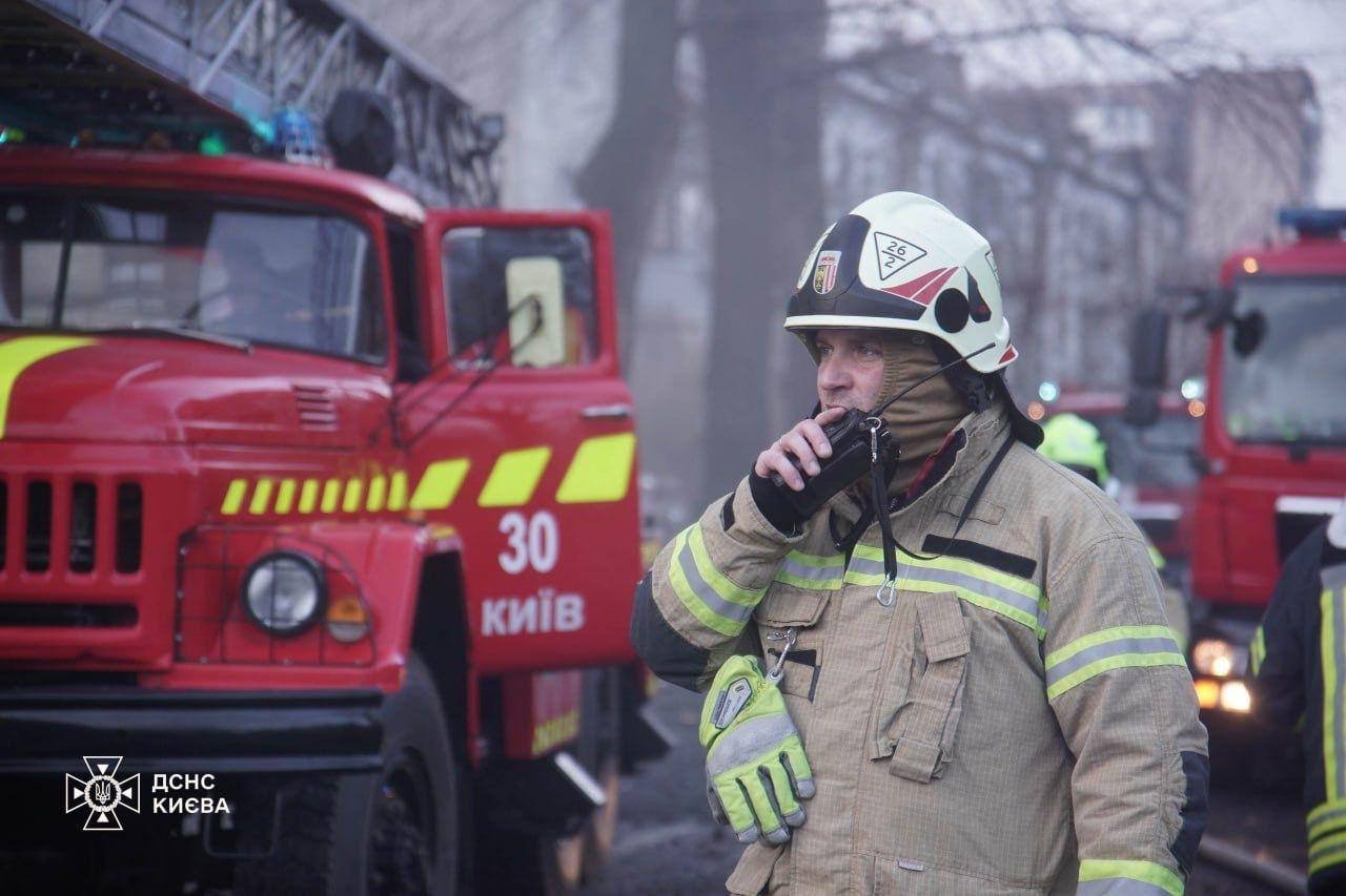 Рятувальники показали наслідки ворожого обстрілу столиці