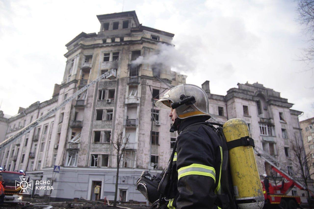 Рятувальники показали наслідки ворожого обстрілу столиці