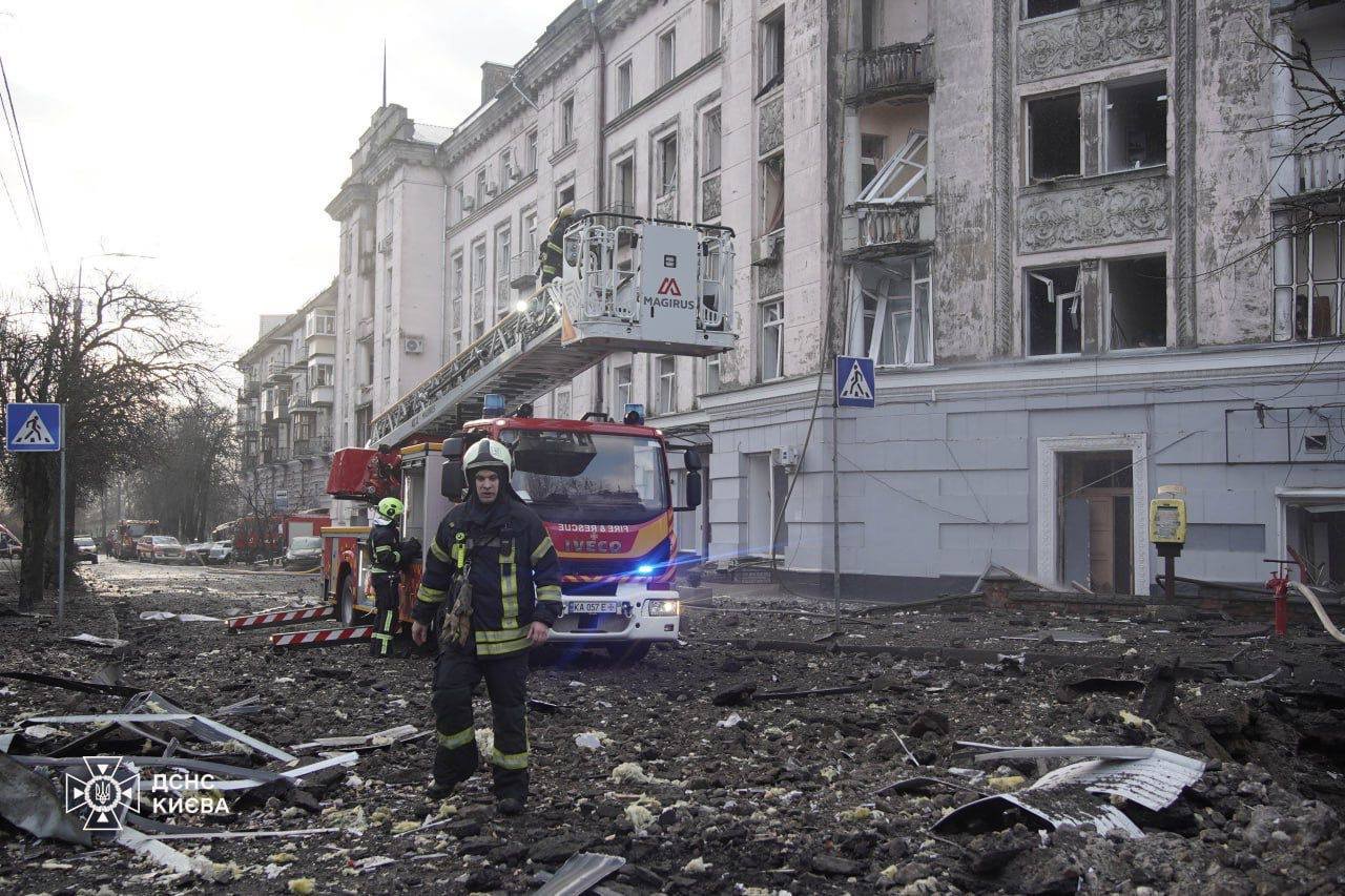 Рятувальники показали наслідки ворожого обстрілу столиці