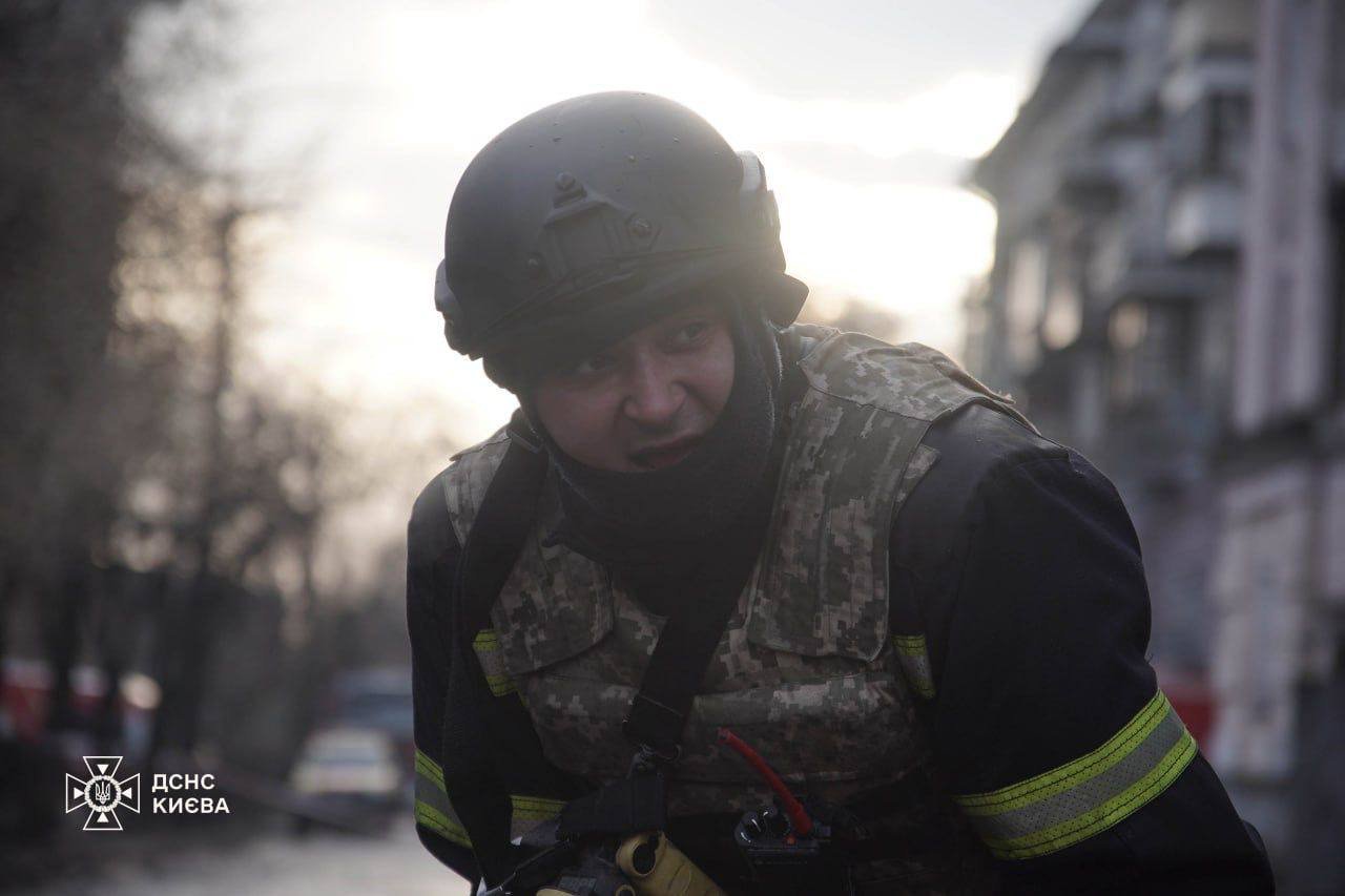 Рятувальники показали наслідки ворожого обстрілу столиці