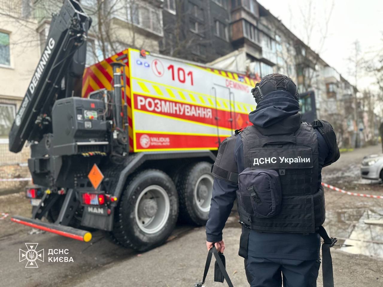 Рятувальники показали наслідки ворожого обстрілу столиці