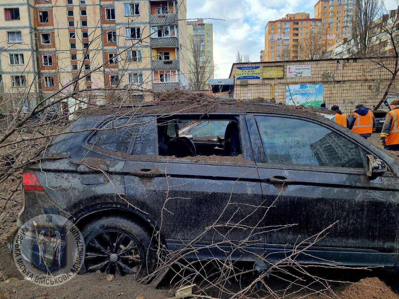 Наслідки ворожого ракетного обстрілу у Києві