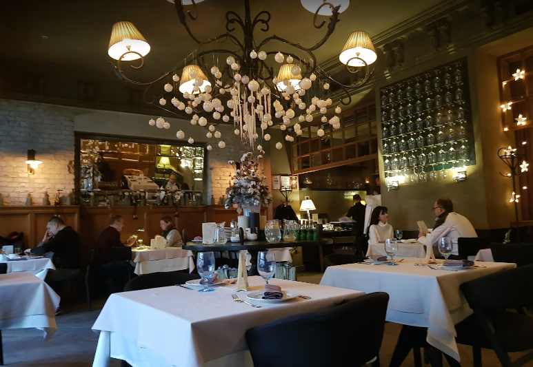 Насолоджуйтесь вечерею в ресторані 