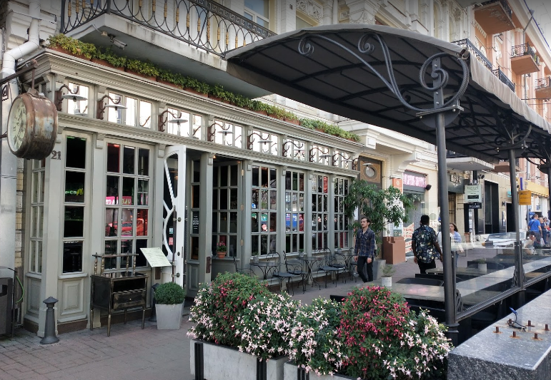 Насолоджуйтесь вечерею в ресторані 