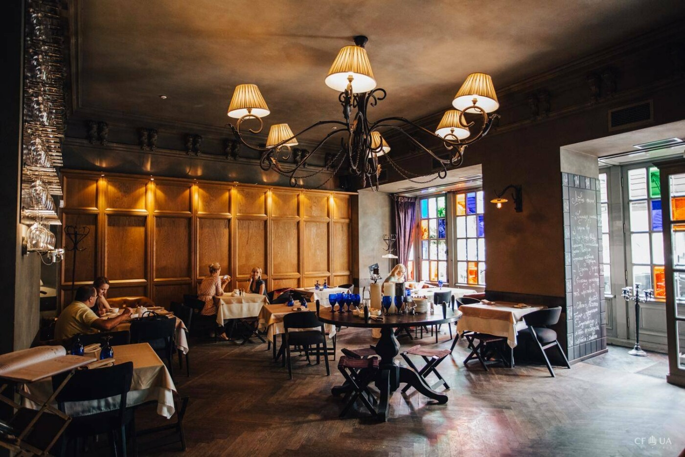 Насолоджуйтесь вечерею в ресторані 