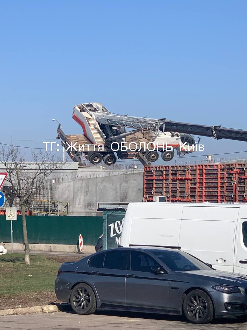 На Оболоні впав баштовий кран