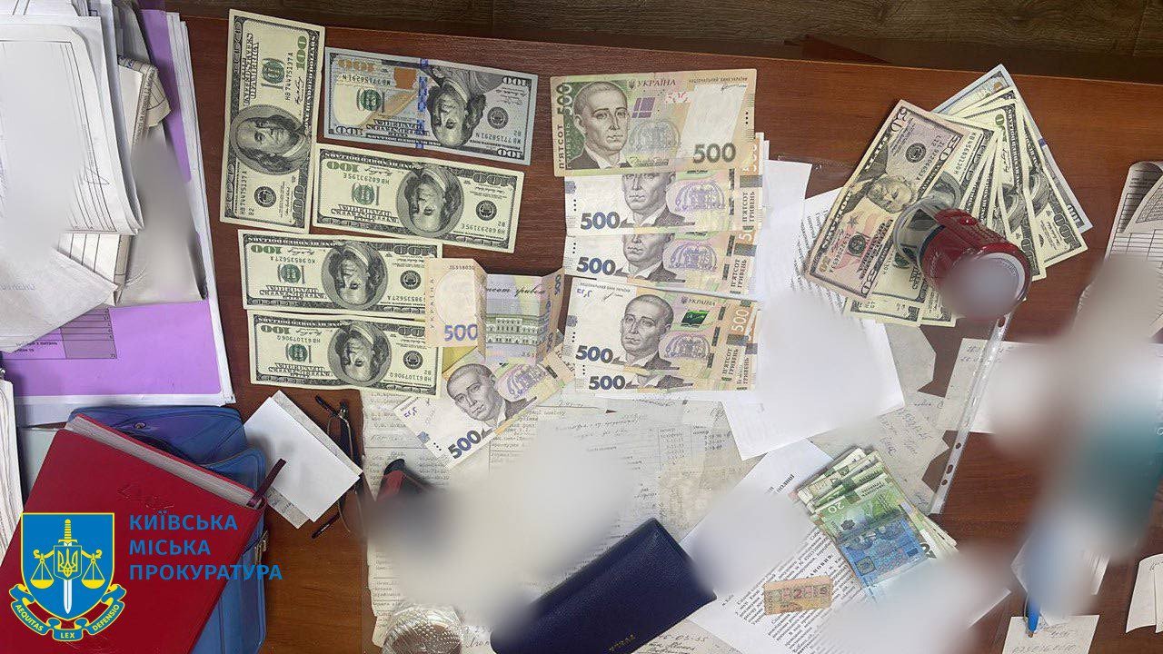 Затримали на хабарі посадовицю МСЕК