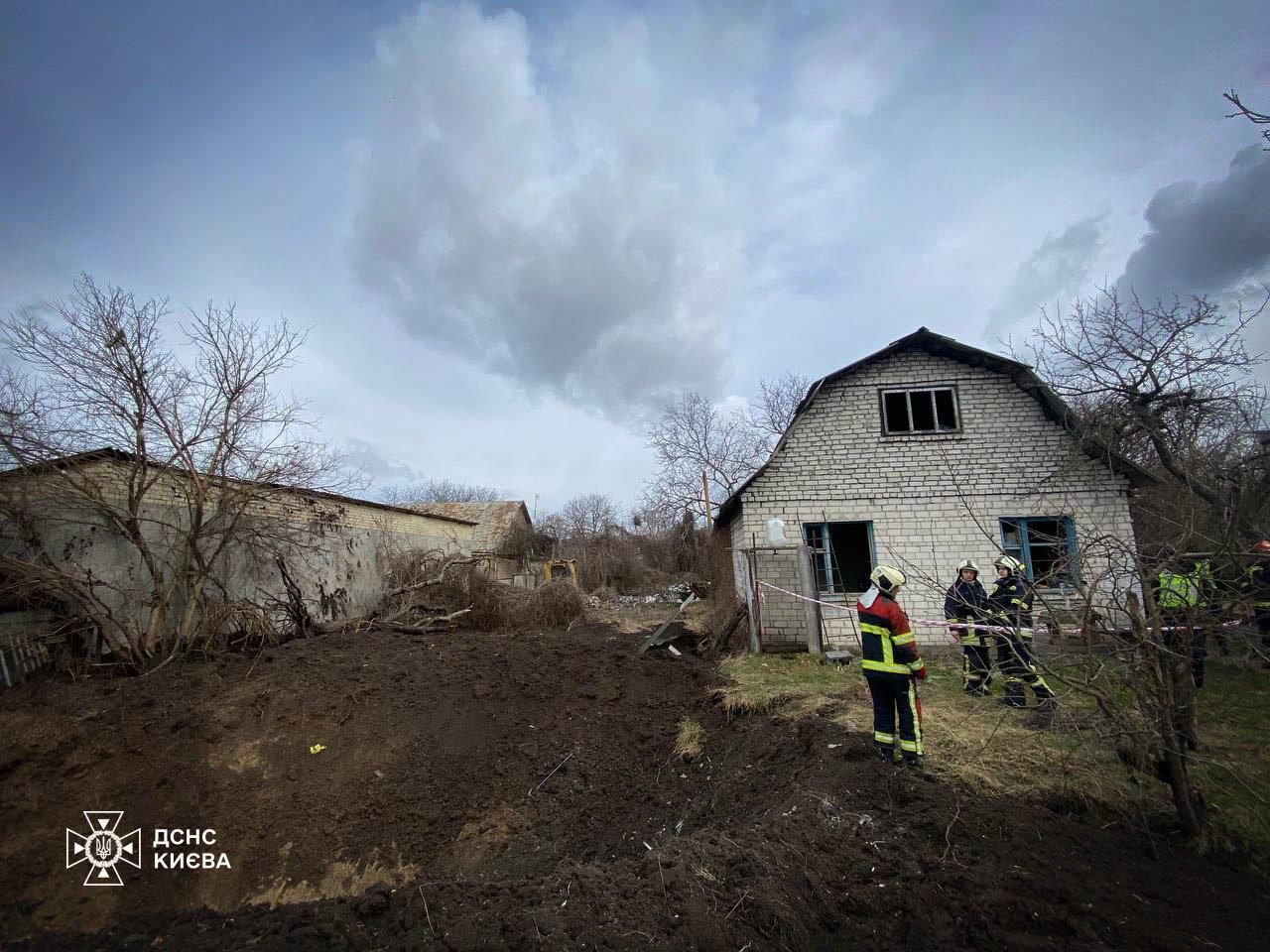 ДСНСники ліквідовують наслідки російського ракетного обстрілу у Києві
