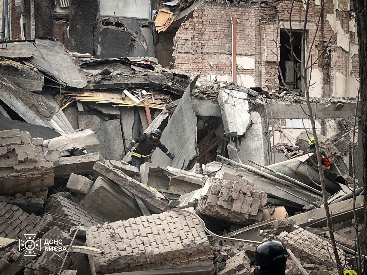 ДСНСники ліквідовують наслідки російського ракетного обстрілу у Києві