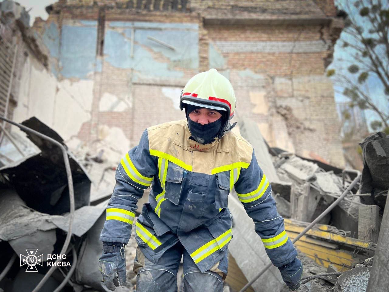ДСНСники ліквідовують наслідки російського ракетного обстрілу у Києві