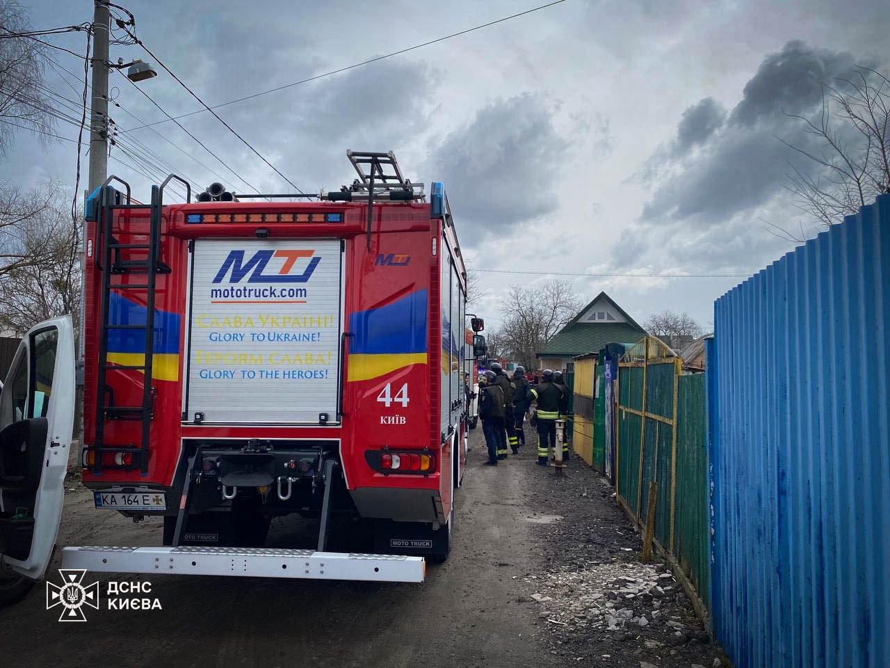 ДСНСники ліквідовують наслідки російського ракетного обстрілу у Києві