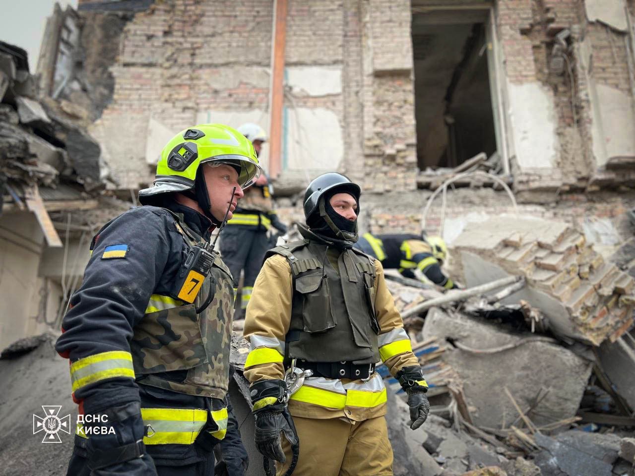 ДСНСники ліквідовують наслідки російського ракетного обстрілу у Києві