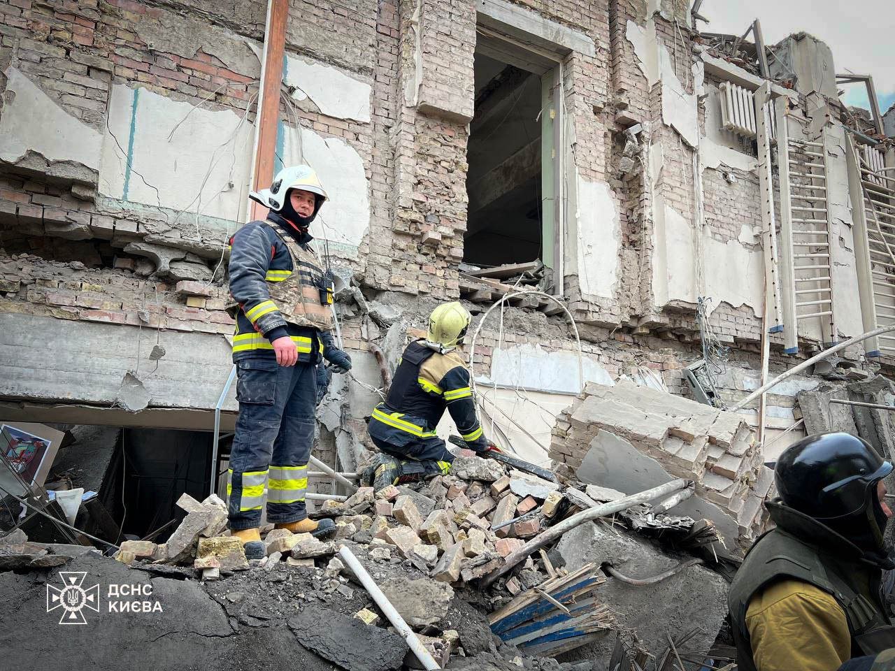 ДСНСники ліквідовують наслідки російського ракетного обстрілу у Києві