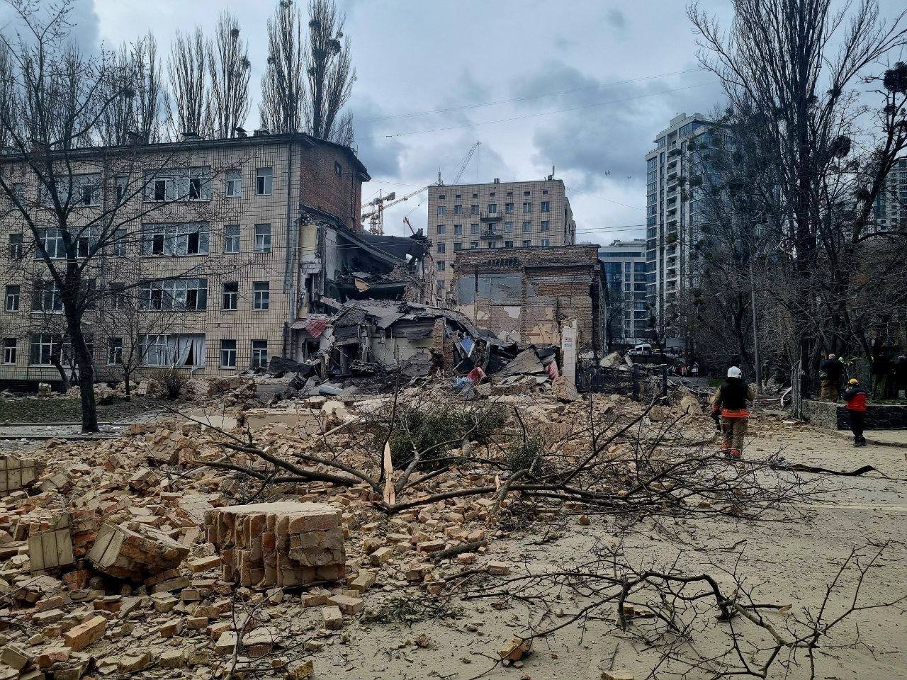 Рятувальники ліквідовують наслідки ворожої атаки на Київ