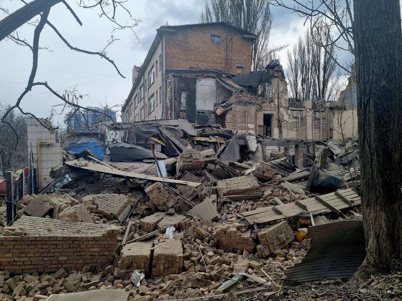 Рятувальники ліквідовують наслідки ворожої атаки на Київ