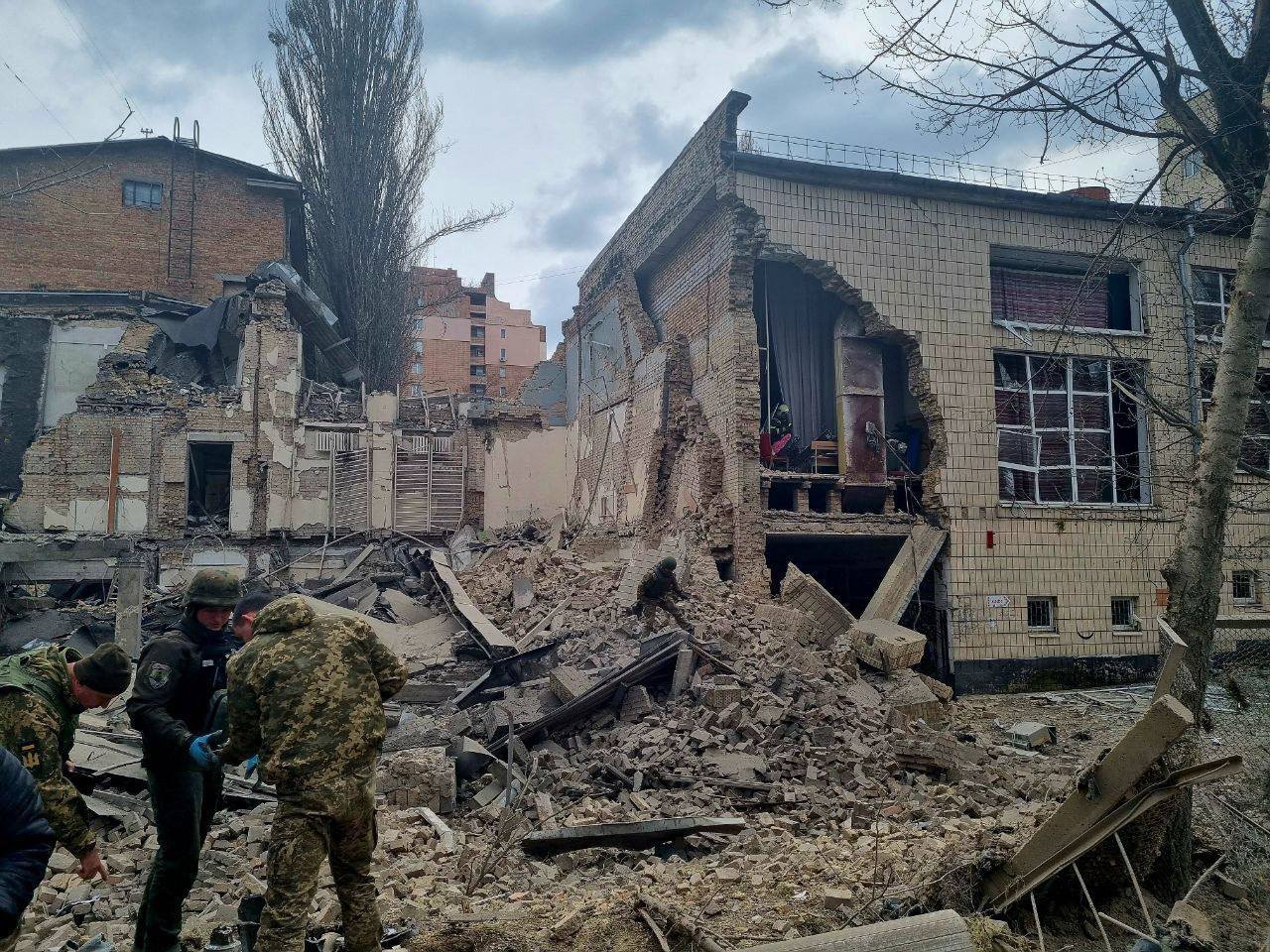 Рятувальники ліквідовують наслідки ворожої атаки на Київ