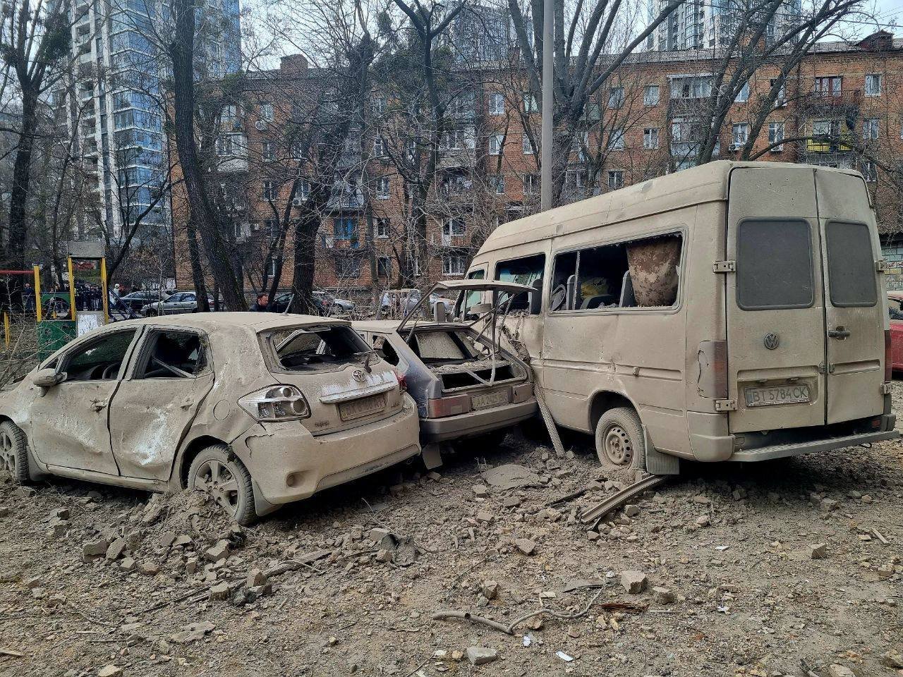 Рятувальники ліквідовують наслідки ворожої атаки на Київ