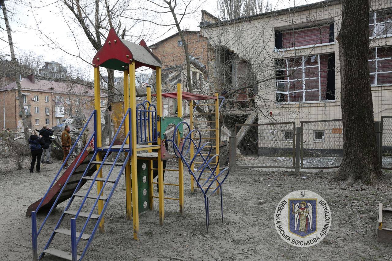 Рятувальники ліквідовують наслідки ворожої атаки на Київ